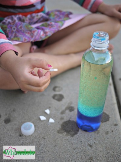 Eine dieser perfekten Indoor-Aktivitäten, die auch ein super lustiges wissenschaftliches Experiment ist! Wenn Sie nach Ideen für Regentage suchen, ist diese Lavalampe perfekt für Kinder jeden Alters. Alles, was Sie brauchen, ist Lebensmittelfarbe, eine Wasserflasche, Pflanzenöl und Backpulver. 