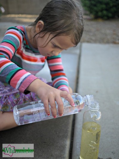 Eine dieser perfekten Indoor-Aktivitäten, die auch ein super lustiges wissenschaftliches Experiment ist! Wenn Sie nach Ideen für Regentage suchen, ist diese Lavalampe perfekt für Kinder jeden Alters. Alles, was Sie brauchen, ist Lebensmittelfarbe, eine Wasserflasche, Pflanzenöl und Backpulver. 