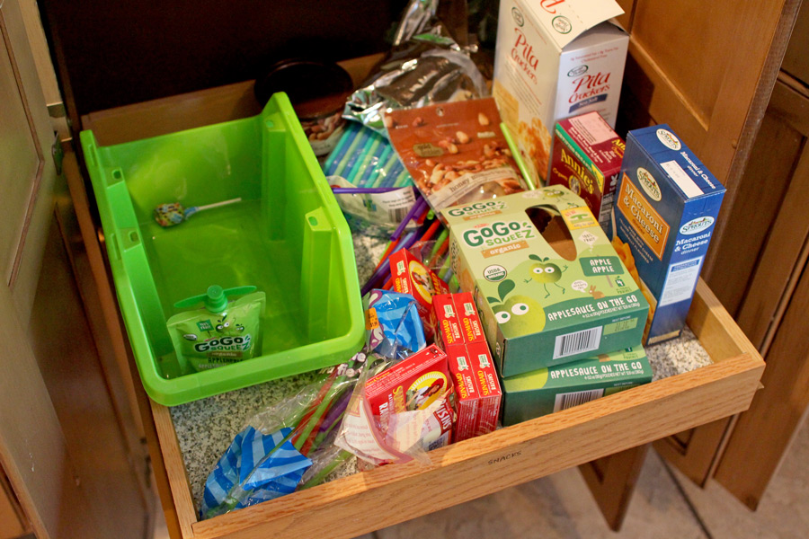 Frustrated by the state of your pantry? If you can't find a single thing you are looking for here is the solution. 3 EASY ways to organize your spices, kid's snacks and all those empty bags you have hanging out!