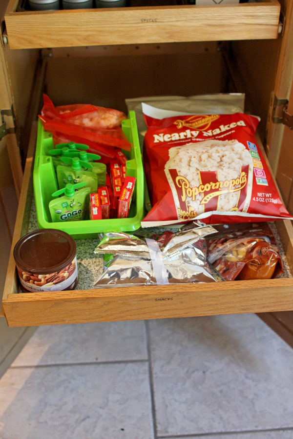 Frustrated by the state of your pantry? If you can't find a single thing you are looking for here is the solution. 3 EASY ways to organize your spices, kid's snacks and all those empty bags you have hanging out!