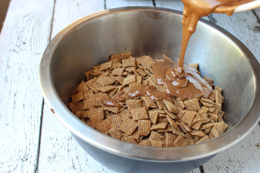 Perfect fall snack! SNICKERS® Crisper puppy chow makes a great football party food, sweet recipe or easy dessert.