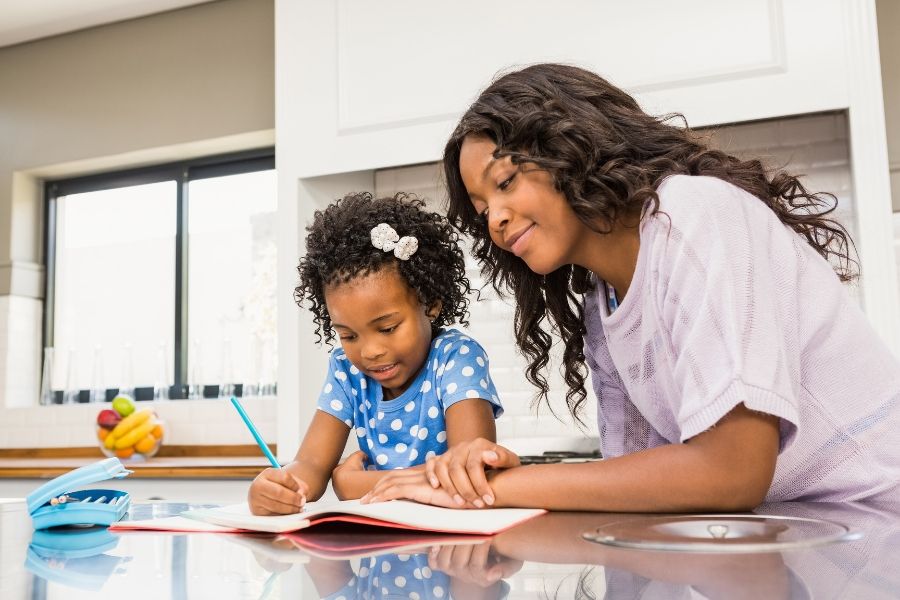 tina and lili do their homework at home